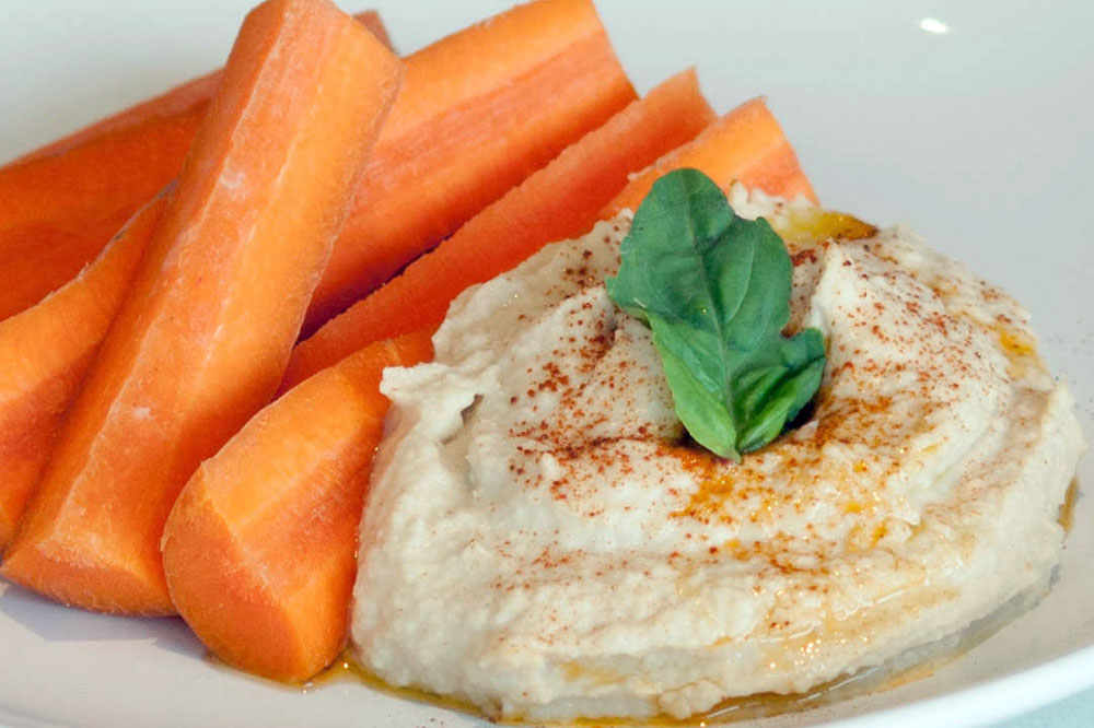 Hummus de garbanzos con palitos de zanahoria