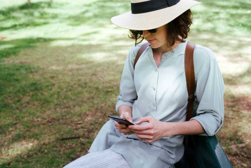 Mujer mirando teléfono móvil