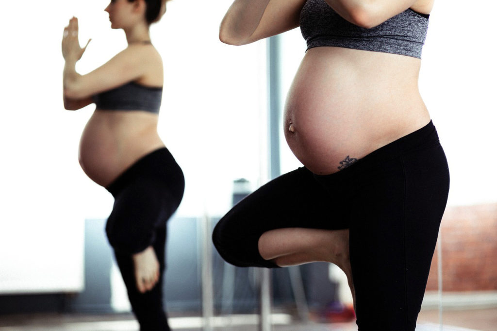 Embarazada haciendo ejercicio